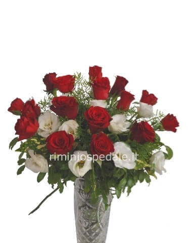 Bouquet rose rosse e lisianthus bianchi o rose bianche